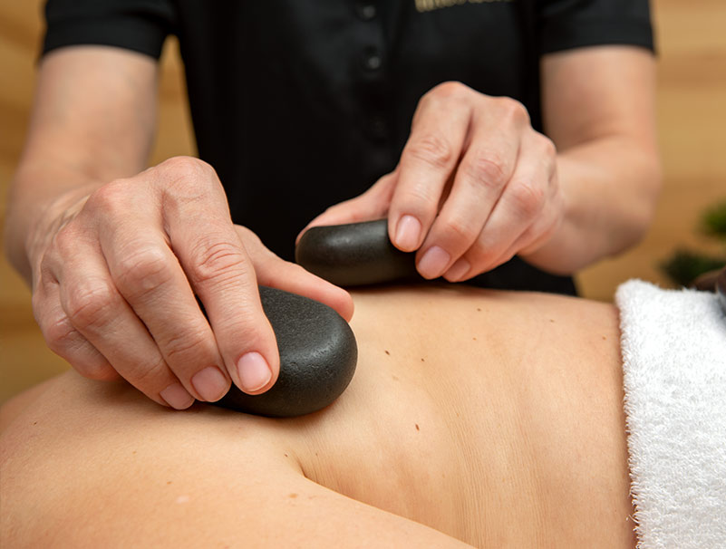 Hotstone Massage – angenehm warme Steine auf dem Rücken